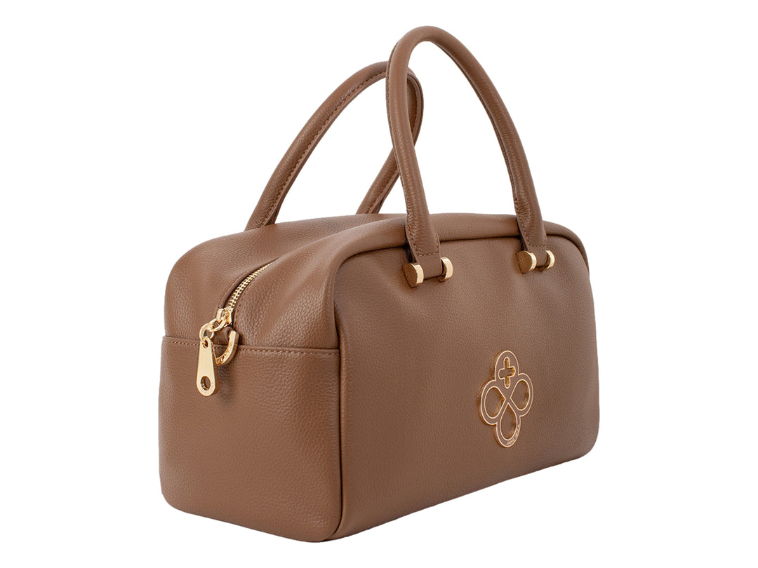 Bolsa de mano color caramelo con asa superior, correa ajustable y detalles dorados.