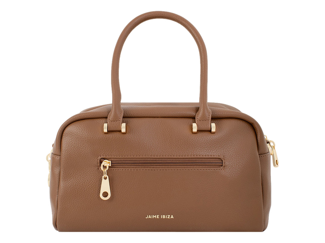 Bolsa de mano color caramelo con asa superior, correa ajustable y detalles dorados.