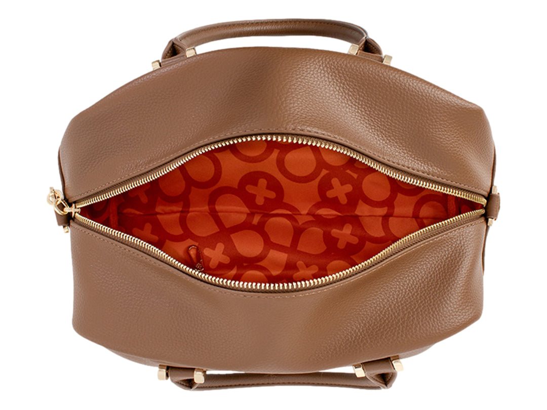 Bolsa de mano color caramelo con asa superior, correa ajustable y detalles dorados.