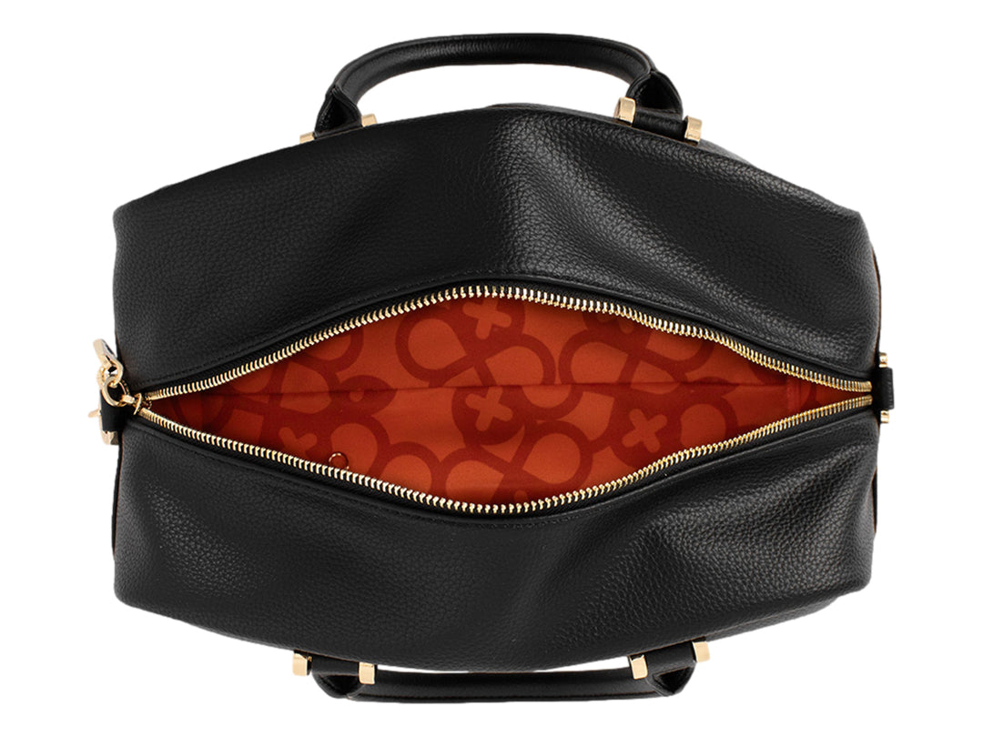 Bolsa negra de Jaime Ibiza con detalles dorados, asa superior y correa ajustable.
