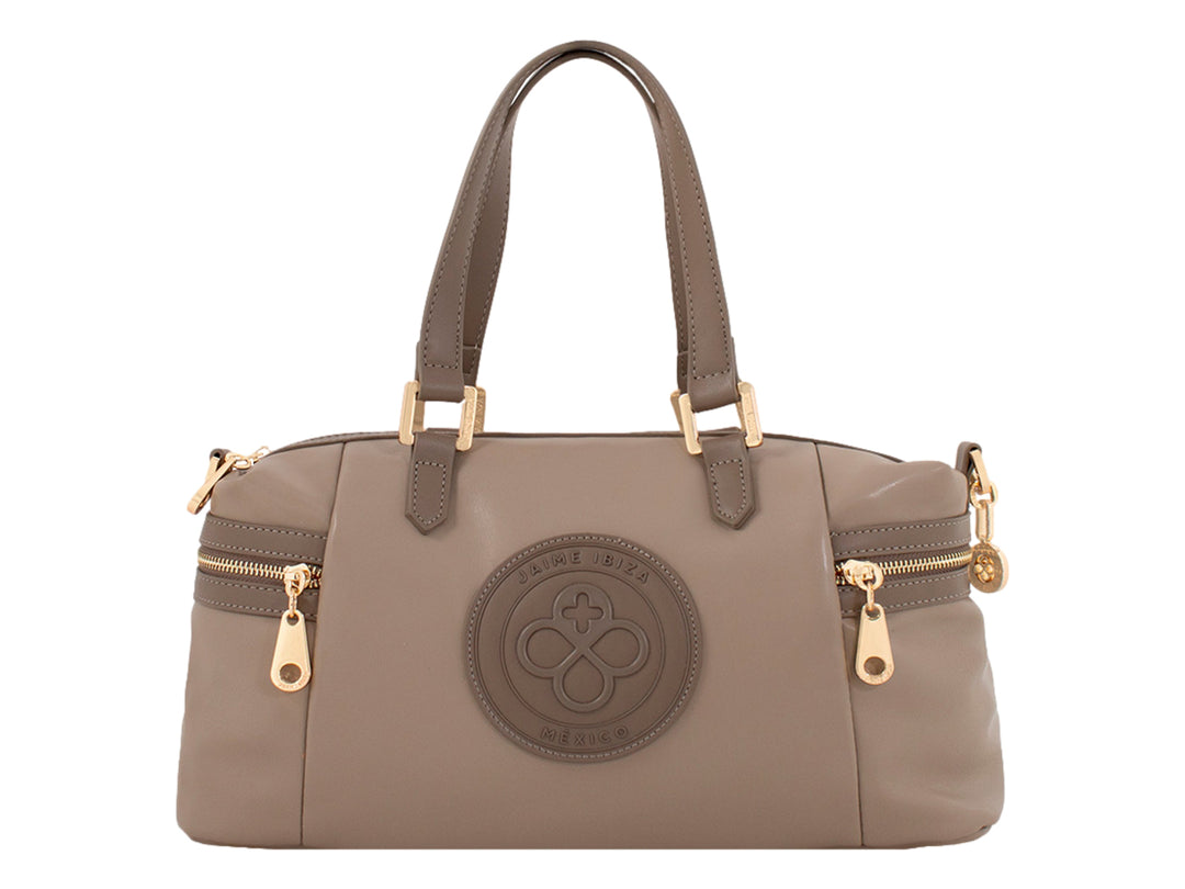 Bolsa de mano color taupe de Jaime Ibiza con detalles dorados y asas largas.
