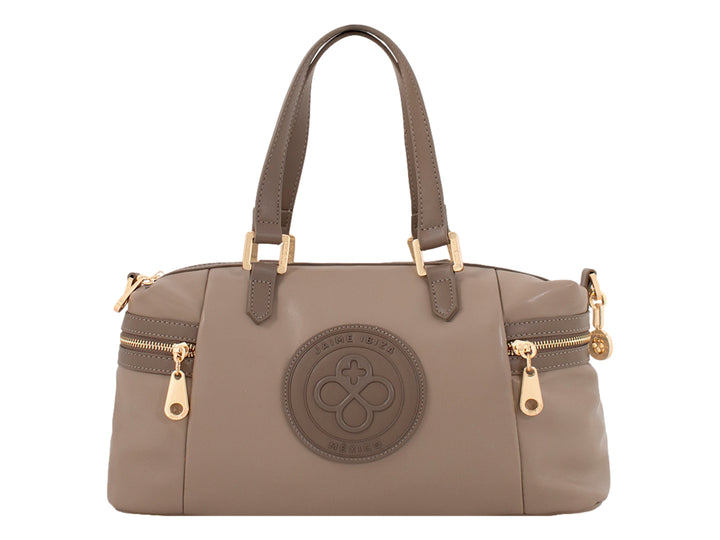 Bolsa de mano color taupe de Jaime Ibiza con detalles dorados y asas largas.