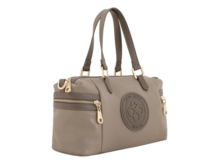 Bolsa de mano color taupe de Jaime Ibiza con detalles dorados y asas largas.