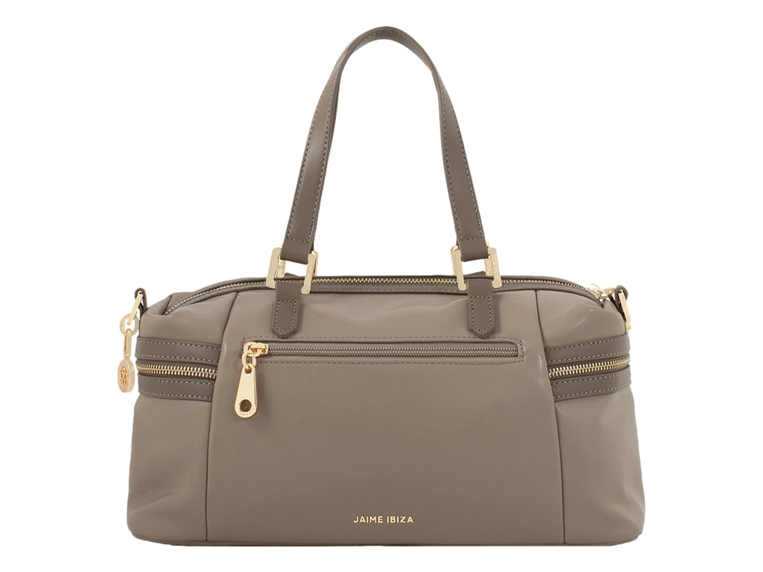 Bolsa de mano color taupe de Jaime Ibiza con detalles dorados y asas largas.