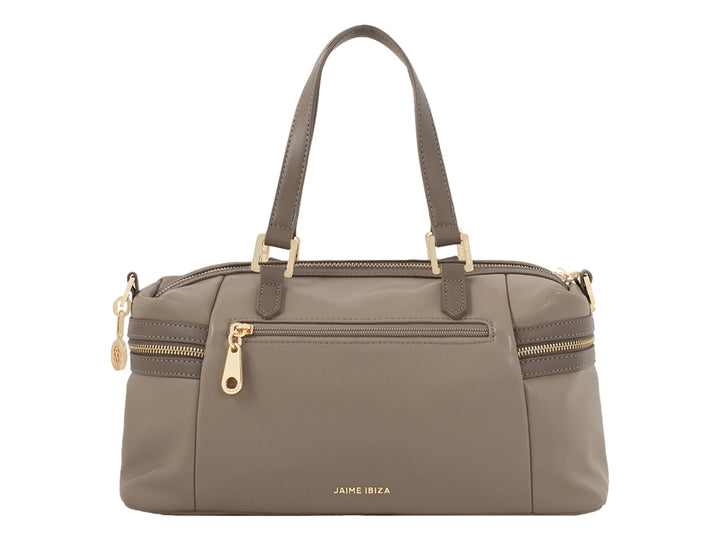 Bolsa de mano color taupe de Jaime Ibiza con detalles dorados y asas largas.