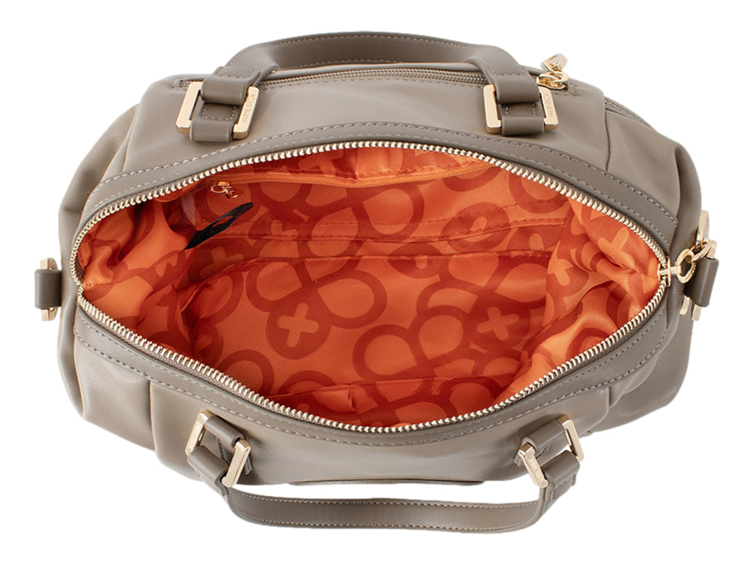 Bolsa de mano color taupe de Jaime Ibiza con detalles dorados y asas largas.