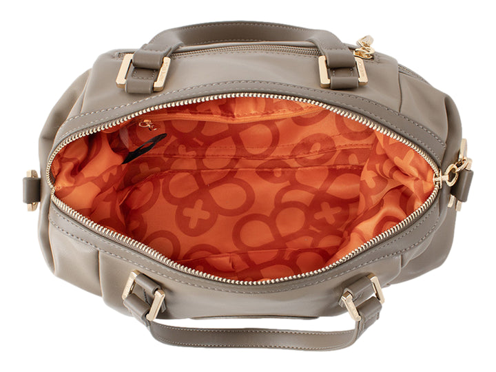 Bolsa de mano color taupe de Jaime Ibiza con detalles dorados y asas largas.