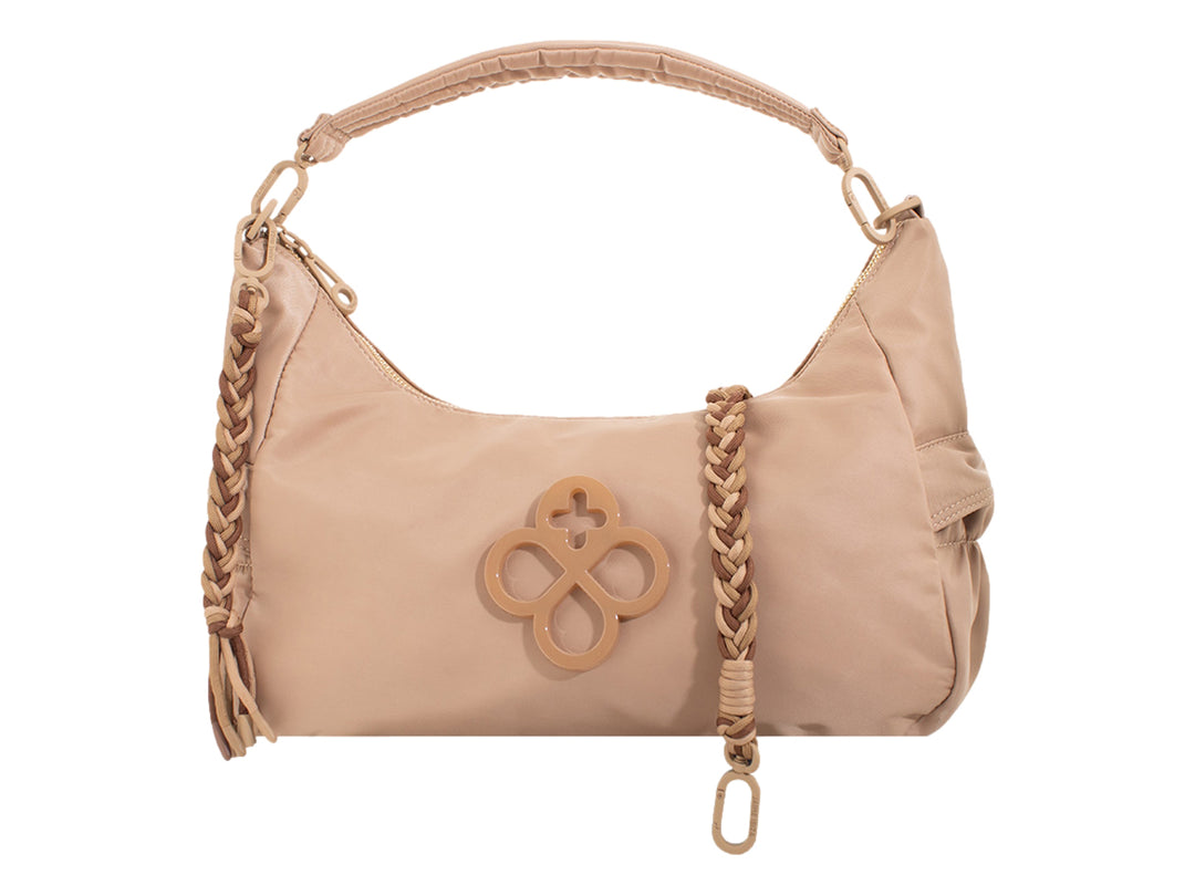 Bolsa color natural con asa trenzada y logotipo central en relieve.