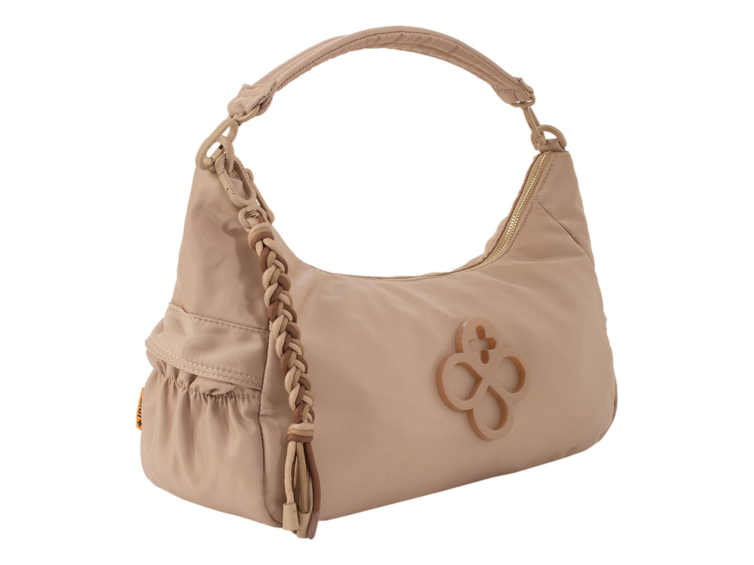 Bolsa color natural con asa trenzada y logotipo central en relieve.