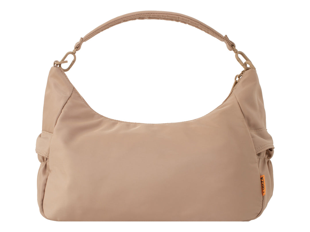 Bolsa color natural con asa trenzada y logotipo central en relieve.