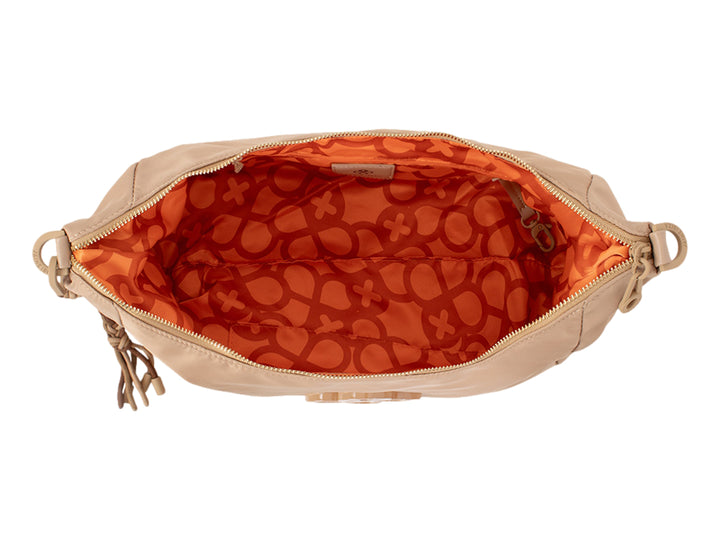 Bolsa color natural con asa trenzada y logotipo central en relieve.