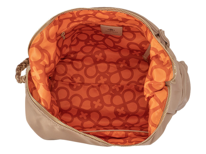 Bolsa de mano color natural con asa y detalle trenzado de la marca Jaime Ibiza.