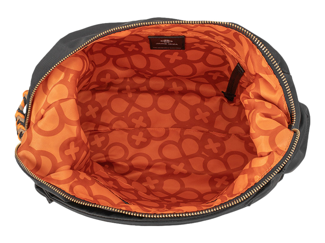 Bolsa hobo color negro de Jaime Ibiza con detalles trenzados en color naranja.