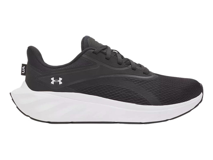 Tenis deportivos Under Armour color negro con suela blanca.