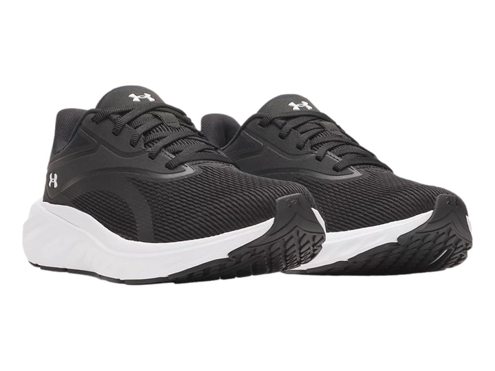 Tenis deportivos Under Armour color negro con suela blanca.