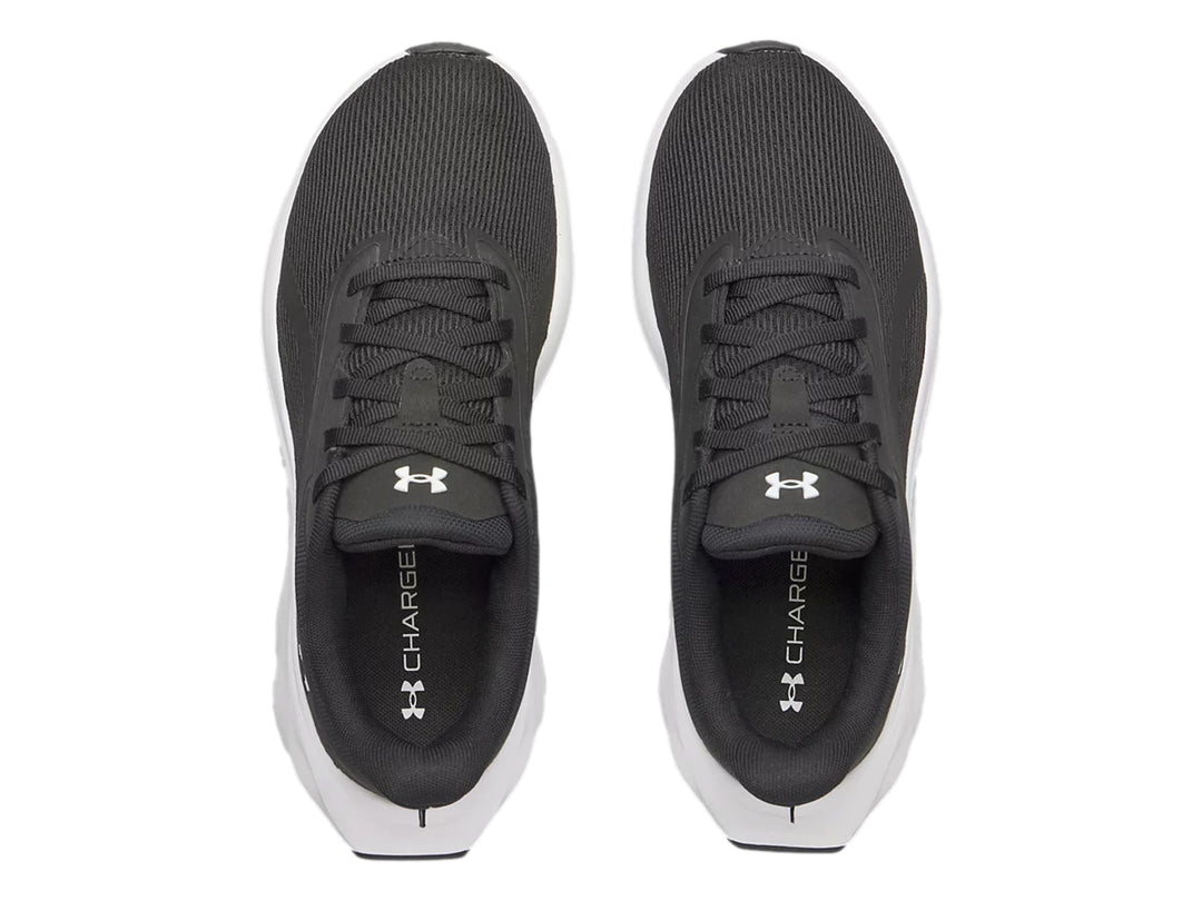Tenis deportivos Under Armour color negro con suela blanca.