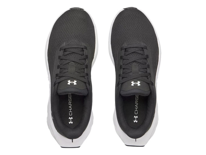 Tenis deportivos Under Armour color negro con suela blanca.