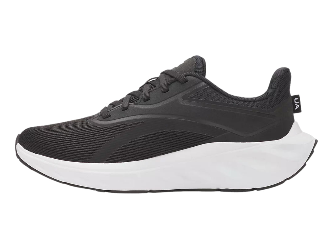 Tenis deportivos Under Armour color negro con suela blanca.