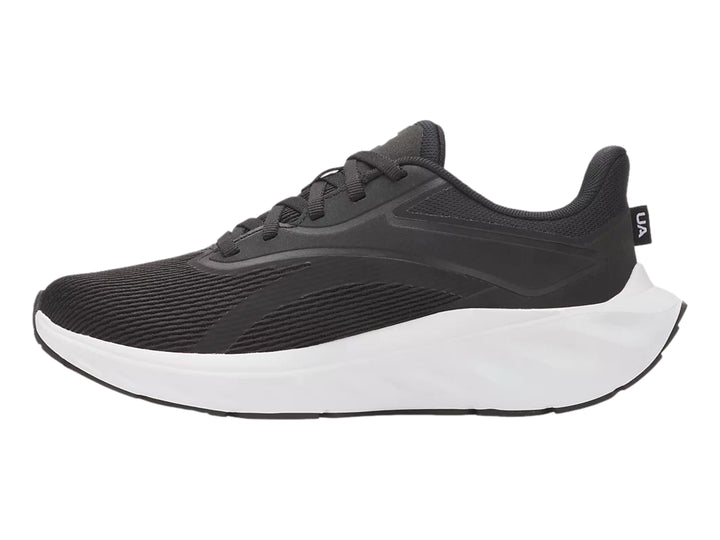 Tenis deportivos Under Armour color negro con suela blanca.