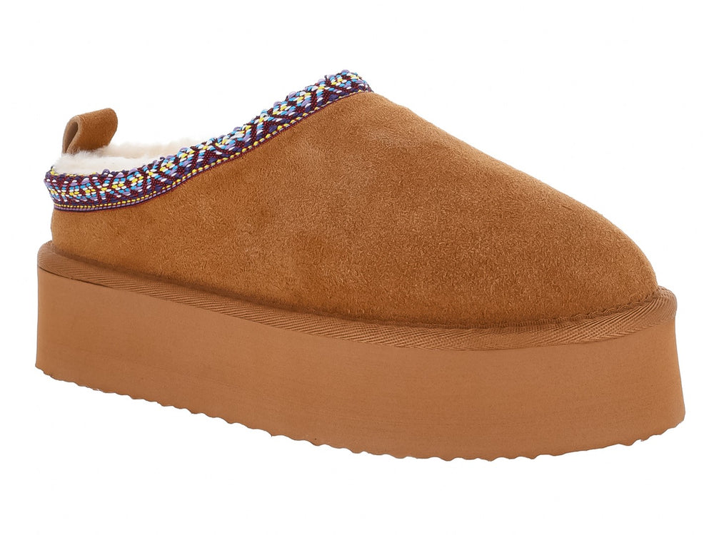 Pantuflas Madden Girl color castaño con plataforma gruesa, forro blanco y detalle bordado multicolor en el borde.