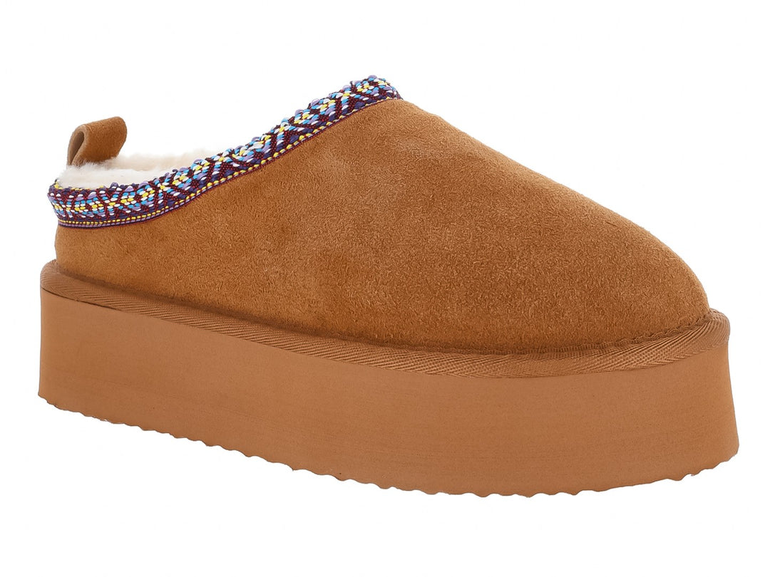 Pantuflas Madden Girl color castaño con plataforma gruesa, forro blanco y detalle bordado multicolor en el borde.