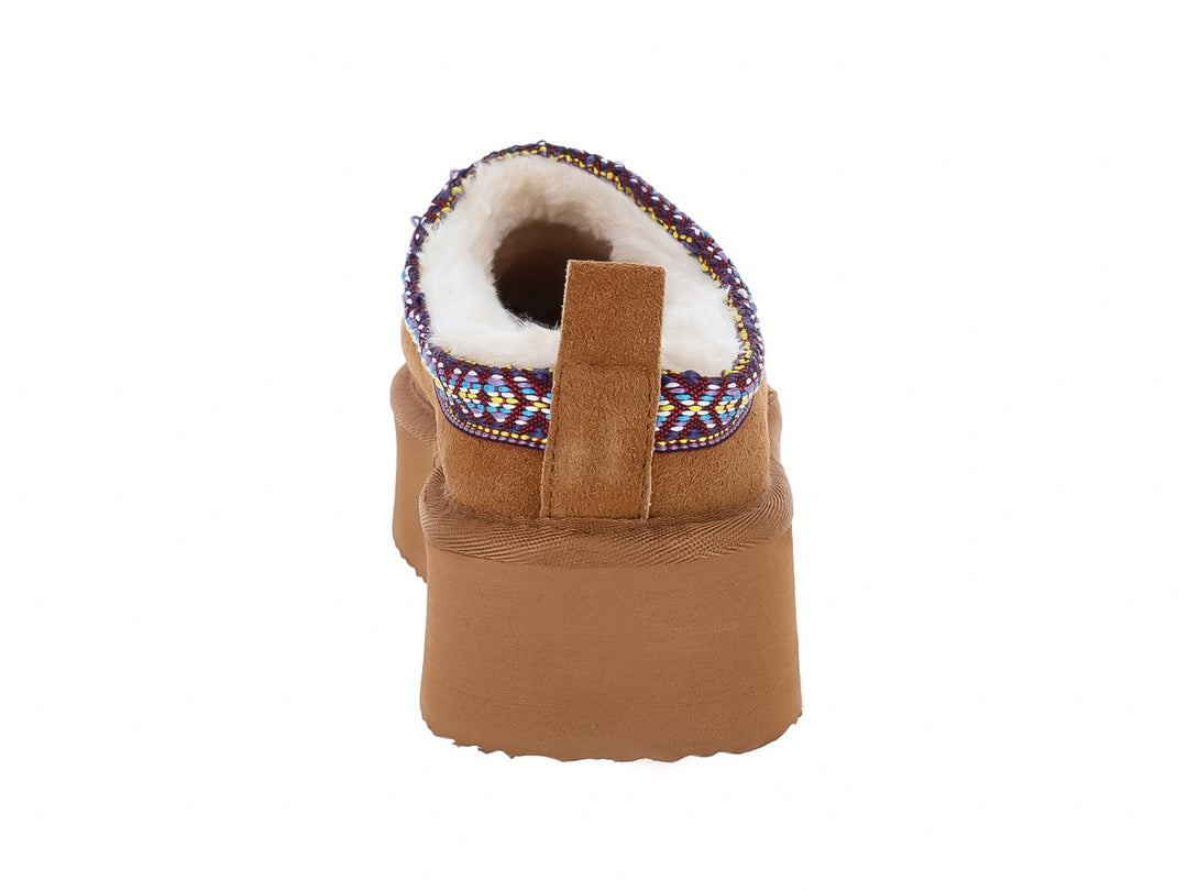 Pantuflas Madden Girl color castaño con plataforma gruesa, forro blanco y detalle bordado multicolor en el borde.