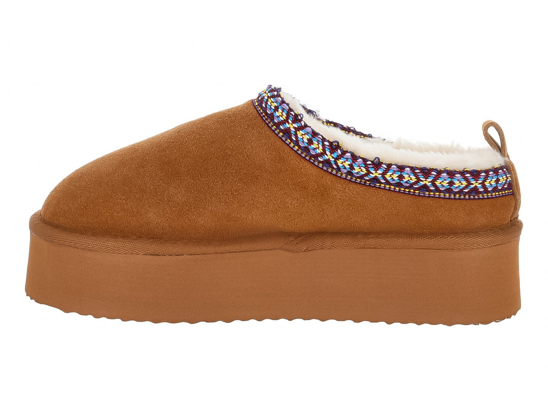 Pantuflas Madden Girl color castaño con plataforma gruesa, forro blanco y detalle bordado multicolor en el borde.