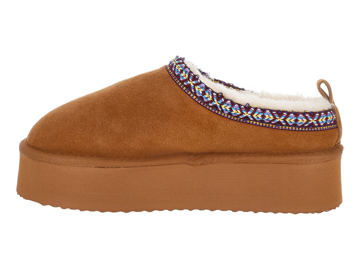 Pantuflas Madden Girl color castaño con plataforma gruesa, forro blanco y detalle bordado multicolor en el borde.