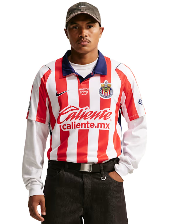 Jersey de fútbol Nike del Chivas con rayas verticales rojas y blancas y cuello azul.