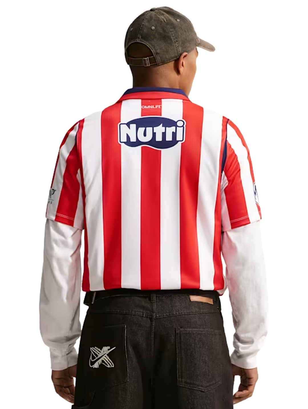 Jersey de fútbol Nike del Chivas con rayas verticales rojas y blancas y cuello azul.