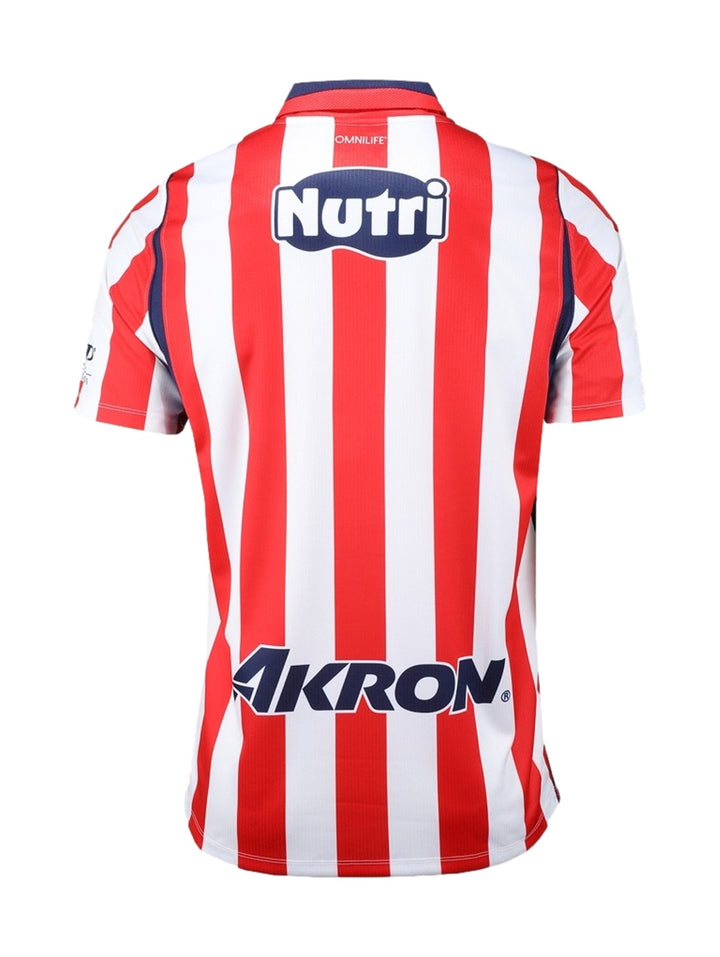 Jersey de fútbol Nike del Chivas con rayas verticales rojas y blancas y cuello azul.