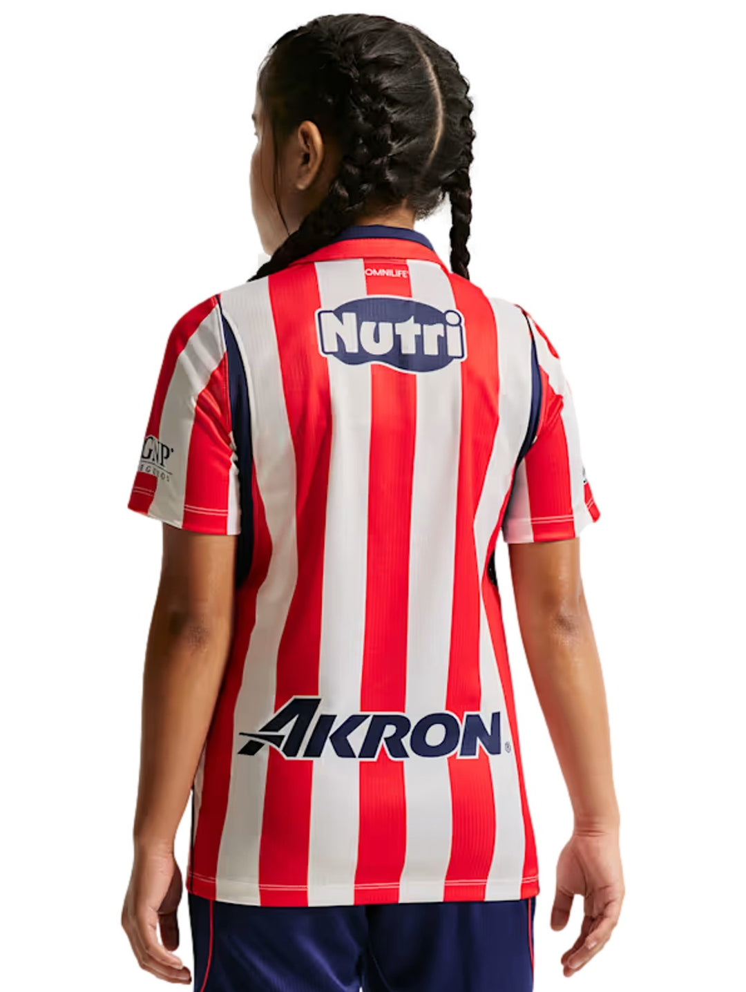 Niña vistiendo playera deportiva Nike del Chivas con rayas verticales rojas y blancas y cuello azul.