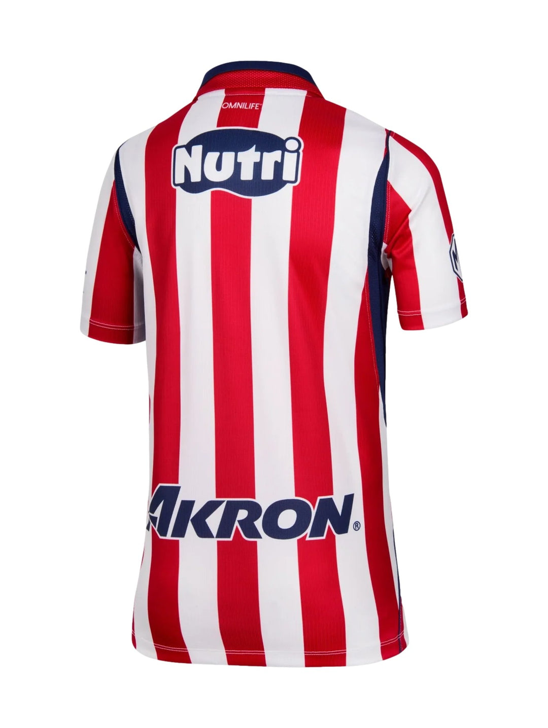 Niña vistiendo playera deportiva Nike del Chivas con rayas verticales rojas y blancas y cuello azul.