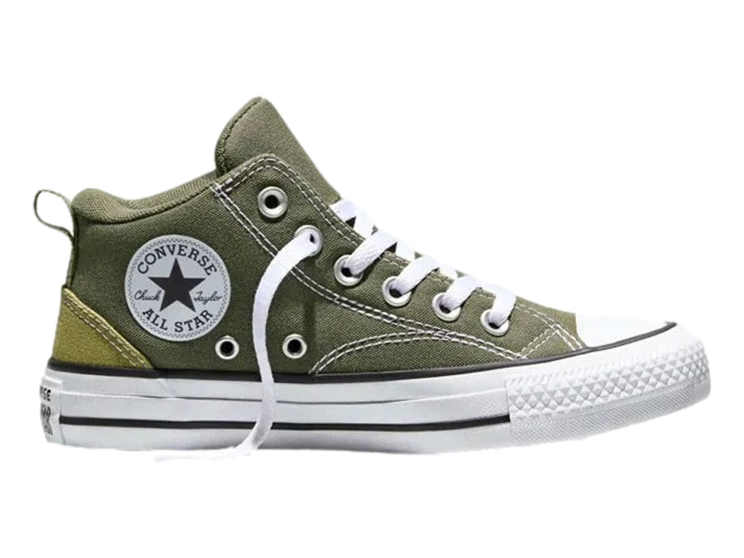Tenis Converse Chuck Taylor All Star color verde con suela y agujetas blancas para junior.
