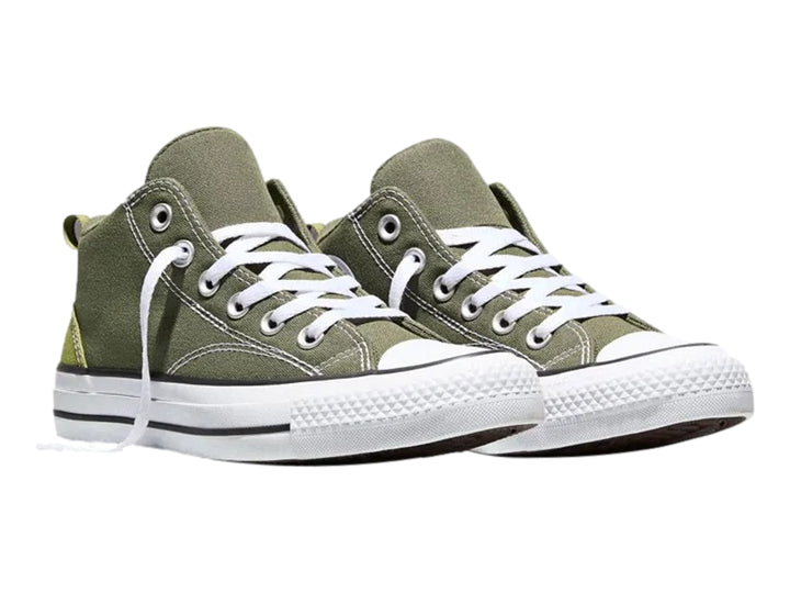 Tenis Converse Chuck Taylor All Star color verde con suela y agujetas blancas para junior.