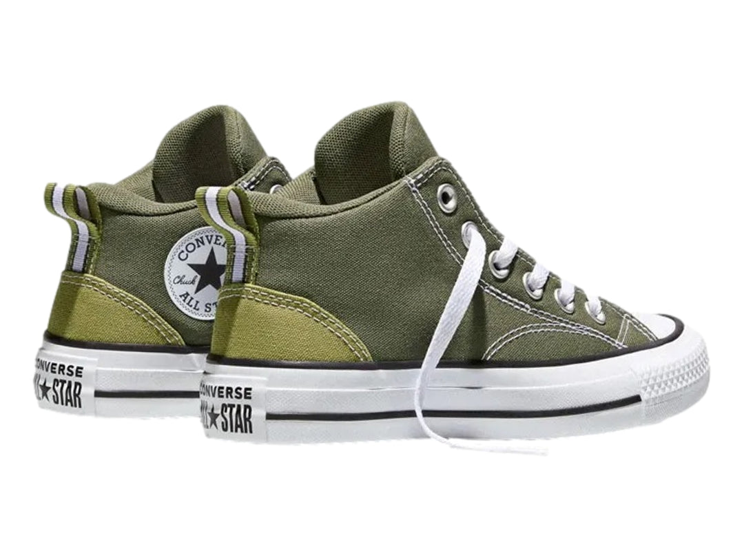 Tenis Converse Chuck Taylor All Star color verde con suela y agujetas blancas para junior.
