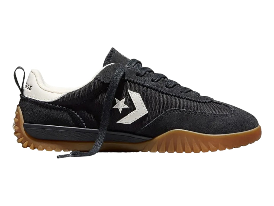 Tenis Converse Run Star Trainer color negro con suela color café y detalles en blanco.