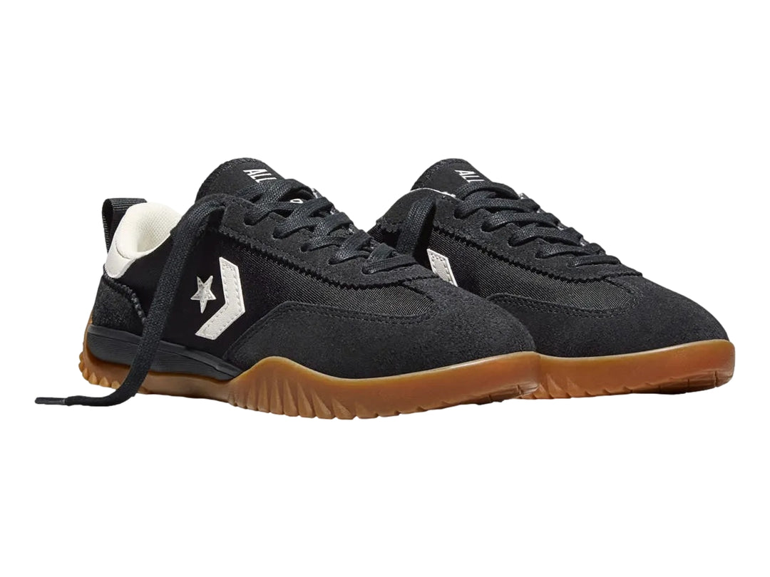 Tenis Converse Run Star Trainer color negro con suela color café y detalles en blanco.