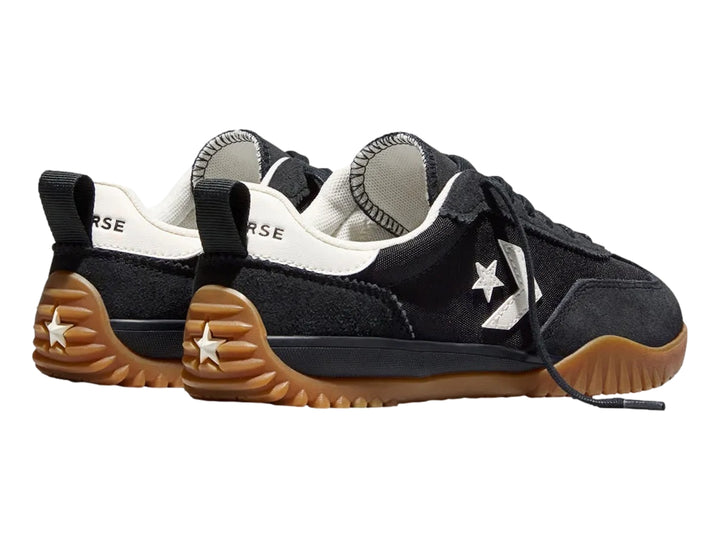 Tenis Converse Run Star Trainer color negro con suela color café y detalles en blanco.