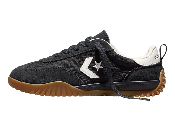Tenis Converse Run Star Trainer color negro con suela color café y detalles en blanco.