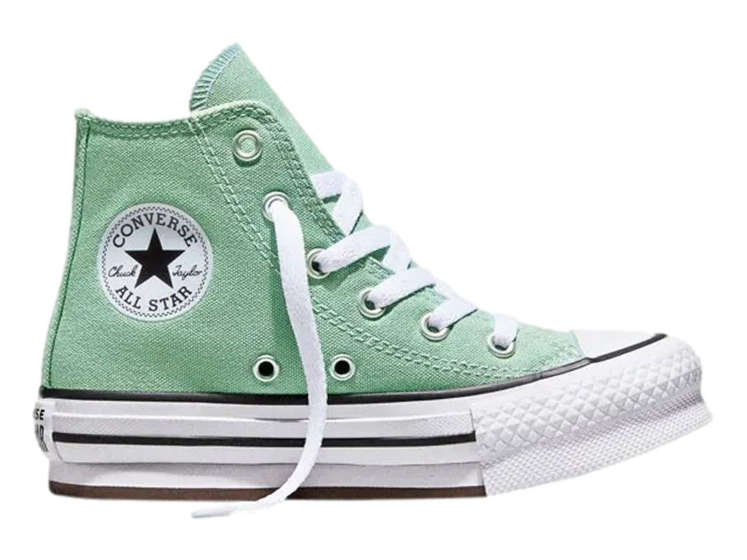 Tenis Converse de bota color verde con suela de plataforma blanca y agujetas blancas.