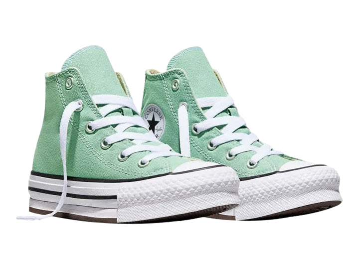 Tenis Converse de bota color verde con suela de plataforma blanca y agujetas blancas.