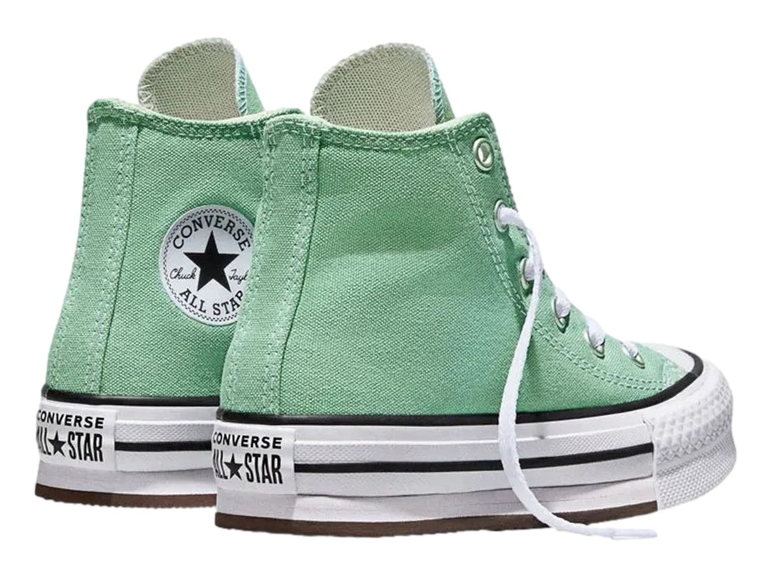 Tenis Converse de bota color verde con suela de plataforma blanca y agujetas blancas.