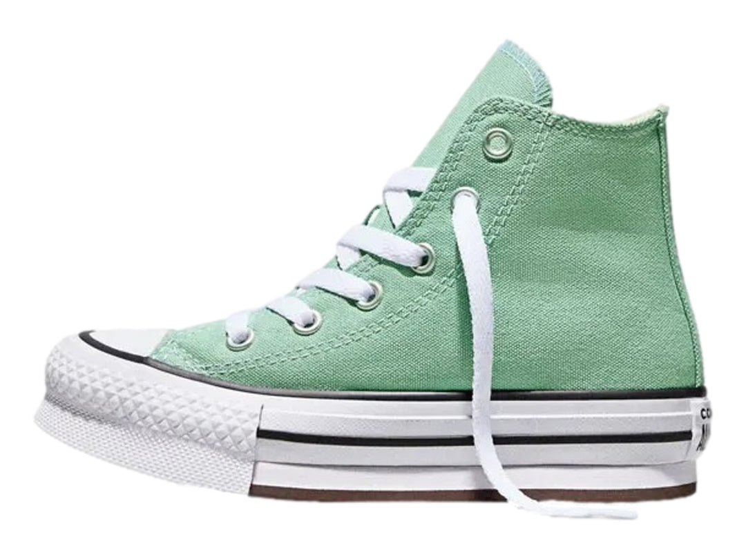 Tenis Converse de bota color verde con suela de plataforma blanca y agujetas blancas.