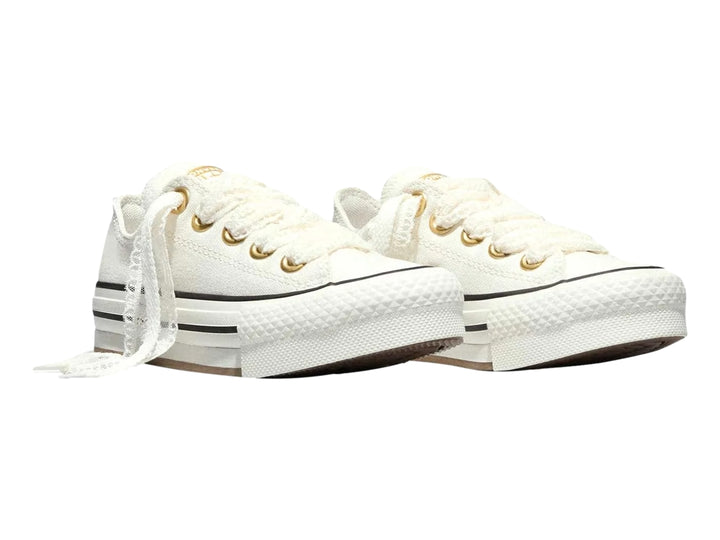 Tenis Converse Chuck Taylor All Star blancos de plataforma con ojillos dorados y suela gruesa.