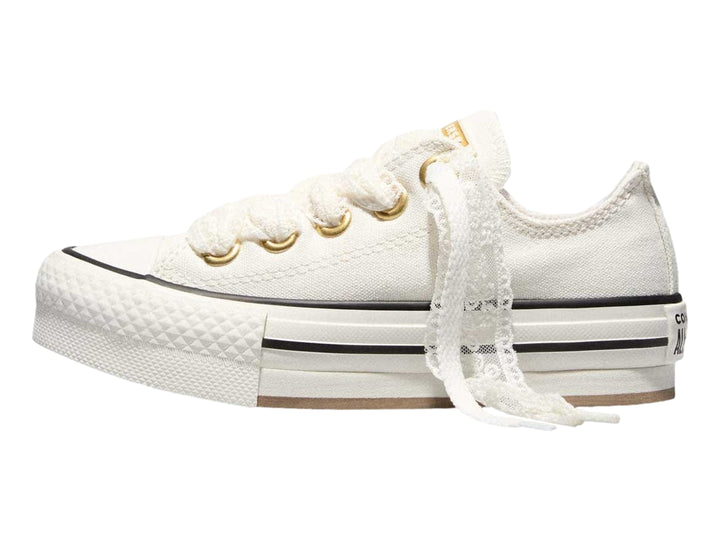 Tenis Converse Chuck Taylor All Star blancos de plataforma con ojillos dorados y suela gruesa.