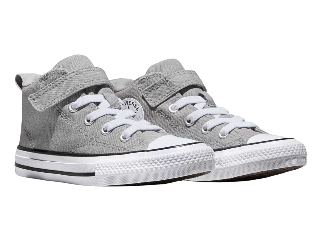 Tenis Converse color gris con suela blanca, agujetas y correa de velcro.