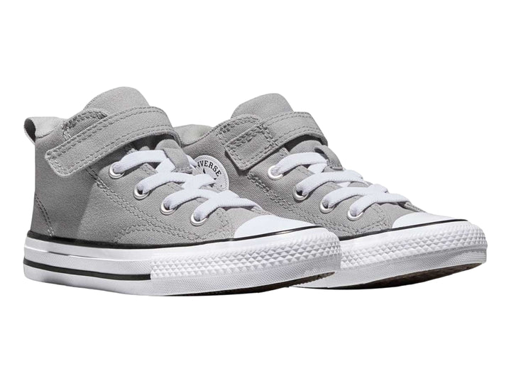 Tenis Converse color gris con suela blanca, agujetas y correa de velcro.