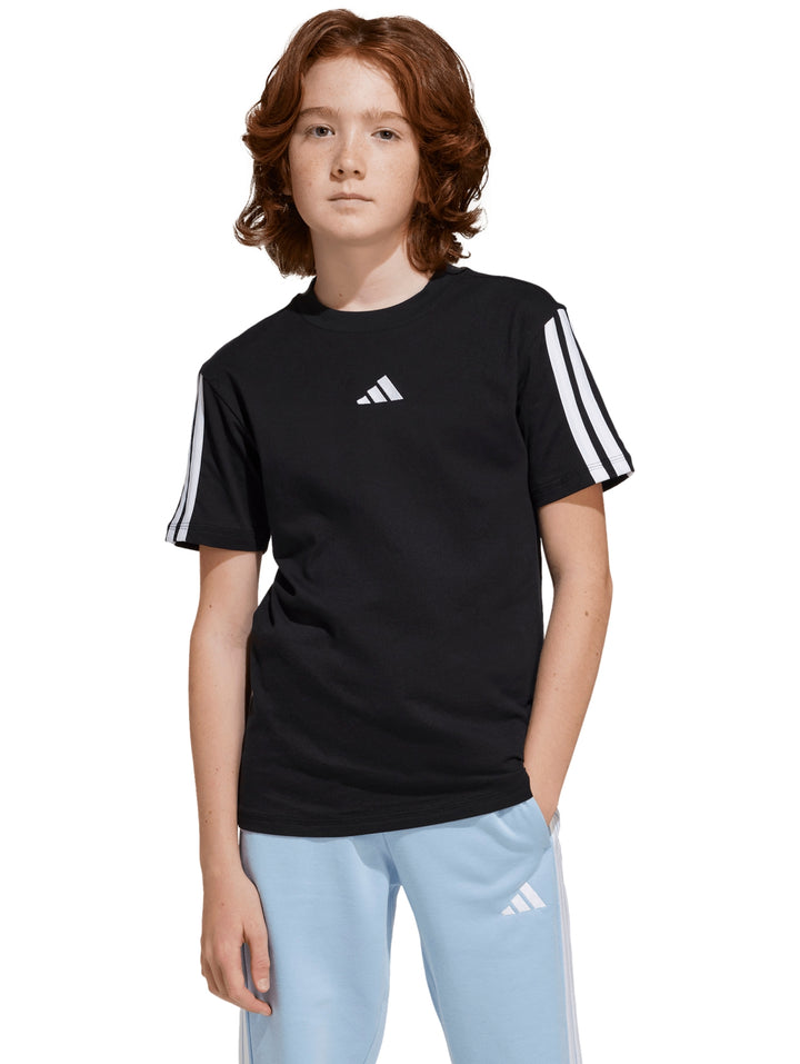Niño vistiendo playera deportiva Adidas color negro con rayas blancas en los hombros.