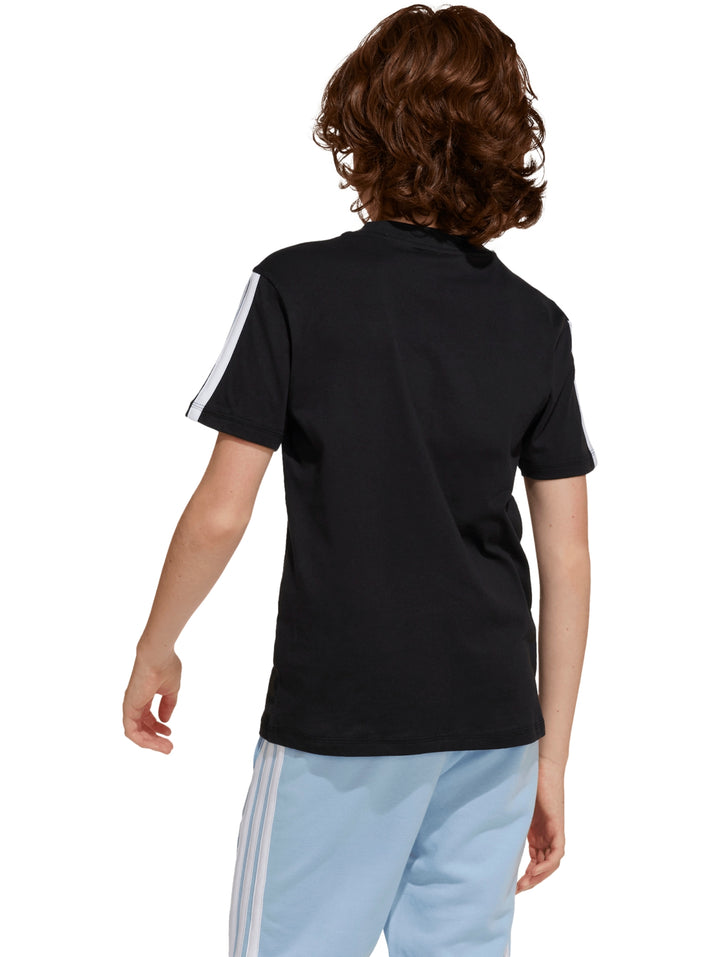 Niño vistiendo playera deportiva Adidas color negro con rayas blancas en los hombros.